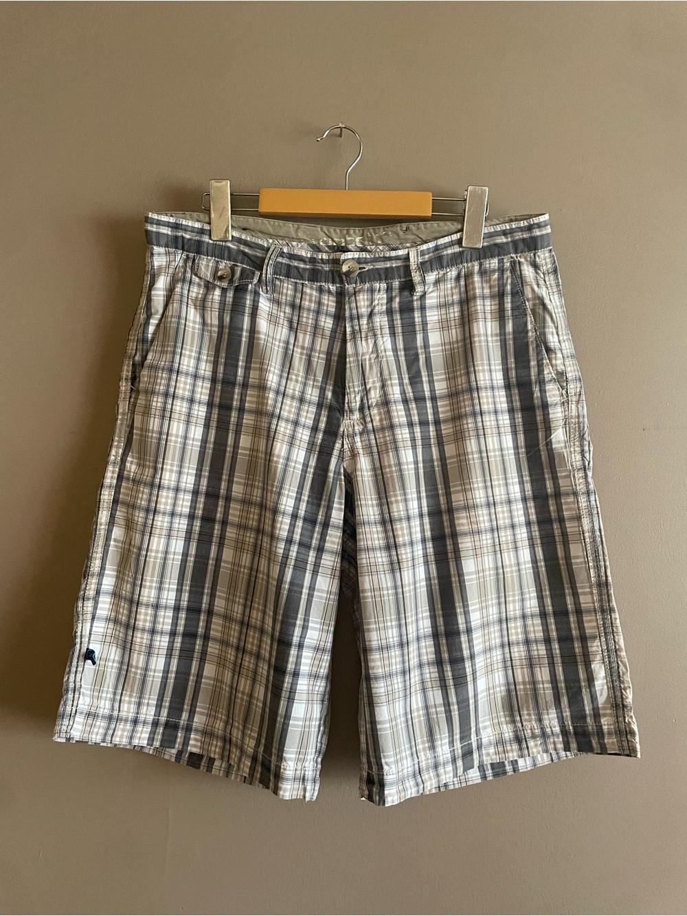 Gray Black Tan & White Plaid Casual Flat Front Shorts – Size 34 EUC/Like New